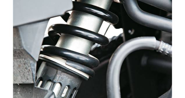 Mola traseira com regulagem de pré-carga na Suzuki GSX 650F. Mola traseira com regulagem de pré-carga na Suzuki GSX 650F.