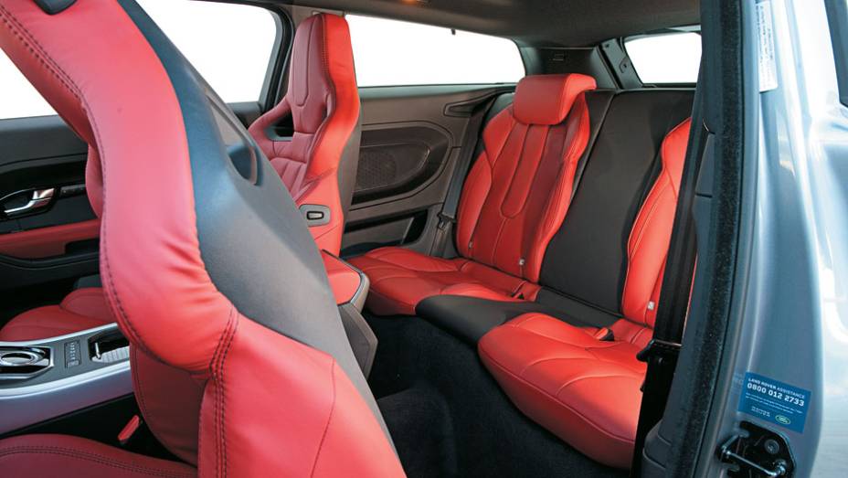Acesso aos bancos traseiros &eacute; ruim. Coup&eacute; &eacute; ideal para dois.