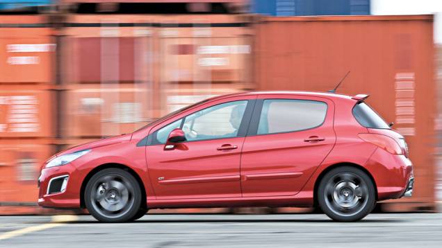 O entre-eixos manteve-se inalterado, mas o comprimento ficou 7,4 cm maior. | <a href="https://preprod.quatrorodas.abril.com.br/carros/impressoes/peugeot-308-gti-650365.shtml" target="_blank" rel="migration">Leia mais</a> O entre-eixos manteve-se inalterado, mas o comprimento ficou 7,4 cm maior. | <a href="https://preprod.quatrorodas.abril.com.br/carros/impressoes/peugeot-308-gti-650365.shtml" target="_blank" rel="migration">Leia mais</a>