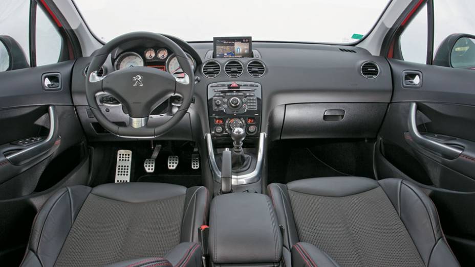 Interior redesenhado, mas ele ainda lembra o anterior. | <a href="https://preprod.quatrorodas.abril.com.br/carros/impressoes/peugeot-308-gti-650365.shtml" target="_blank" rel="migration">Leia mais</a>