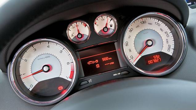 Instrumentos continuam brancos, mas ganharam zonas cinzas. | <a href="https://preprod.quatrorodas.abril.com.br/carros/impressoes/peugeot-308-gti-650365.shtml" target="_blank" rel="migration">Leia mais</a> Instrumentos continuam brancos, mas ganharam zonas cinzas. | <a href="https://preprod.quatrorodas.abril.com.br/carros/impressoes/peugeot-308-gti-650365.shtml" target="_blank" rel="migration">Leia mais</a>