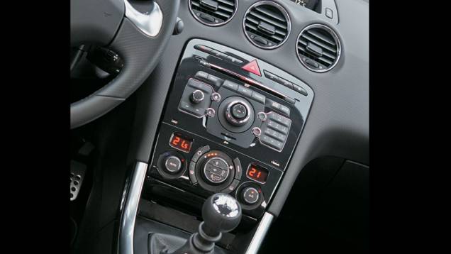 ... com entrada USB e iPod | <a href="https://preprod.quatrorodas.abril.com.br/carros/impressoes/peugeot-308-gti-650365.shtml" target="_blank" rel="migration">Leia mais</a> ... com entrada USB e iPod | <a href="https://preprod.quatrorodas.abril.com.br/carros/impressoes/peugeot-308-gti-650365.shtml" target="_blank" rel="migration">Leia mais</a>