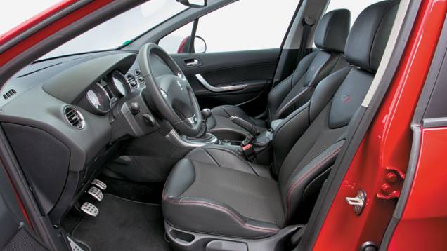 Pedaleira de alumínio e bancos envolventes revestido de couro... | <a href="https://preprod.quatrorodas.abril.com.br/carros/impressoes/peugeot-308-gti-650365.shtml" target="_blank" rel="migration">Leia mais</a> Pedaleira de alumínio e bancos envolventes revestido de couro... | <a href="https://preprod.quatrorodas.abril.com.br/carros/impressoes/peugeot-308-gti-650365.shtml" target="_blank" rel="migration">Leia mais</a>