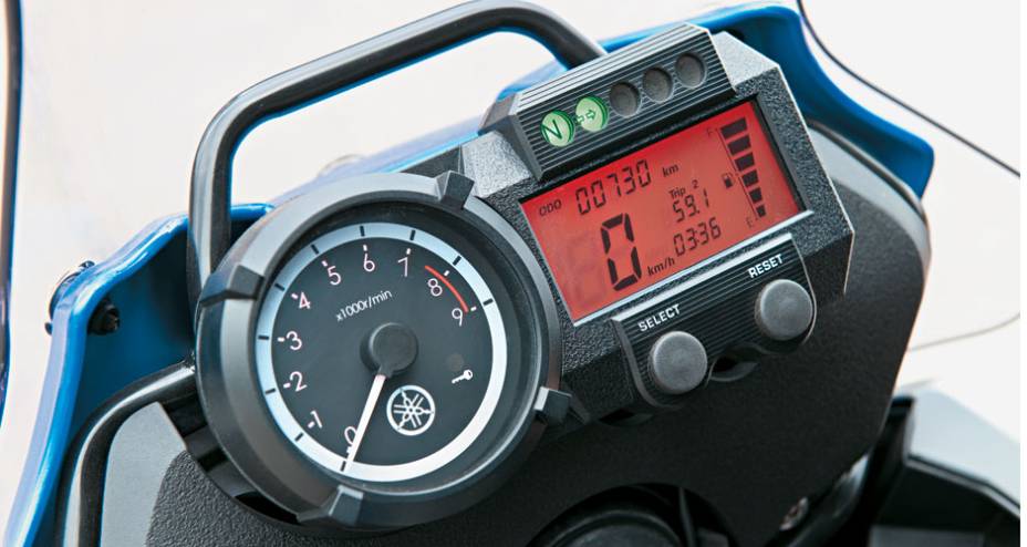 Painel simples e moderno, com al&ccedil;as para fixa&ccedil;&atilde;o de navegador GPS.