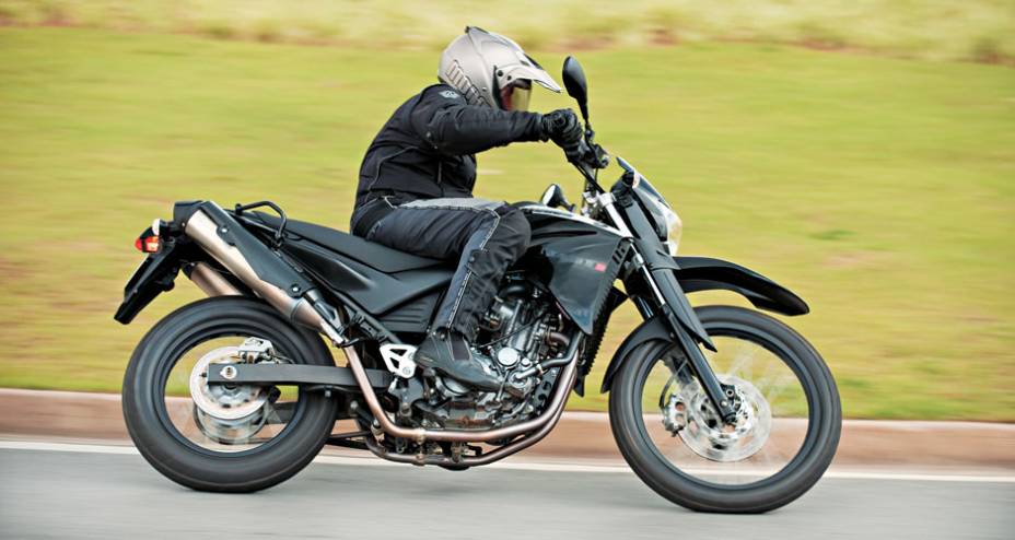 Pinta de moto de cross e mais agressividade. Pinta de moto de cross e mais agressividade.