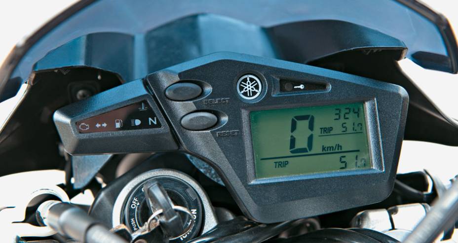 Painel extremamente espartano, sem conta-giros, inteiramente LCD. Painel extremamente espartano, sem conta-giros, inteiramente LCD.