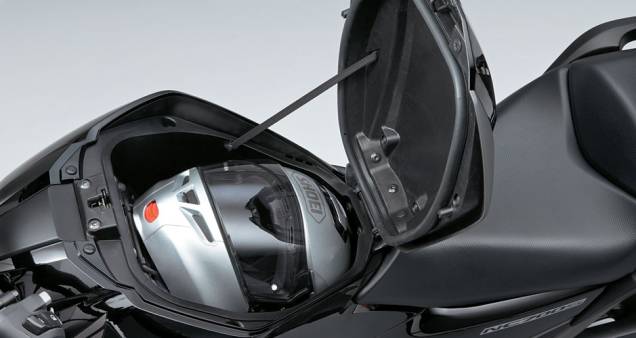 Nas motos NC, o falso tanque é porta-objetos Nas motos NC, o falso tanque é porta-objetos