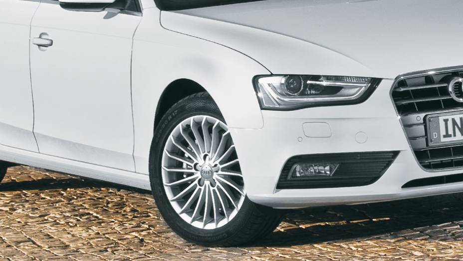 Os faróis principais incorporam as fileiras de leds... | <a href="https://preprod.quatrorodas.abril.com.br/carros/impressoes/audi-a4-676515.shtml" rel="migration">Leia mais</a>