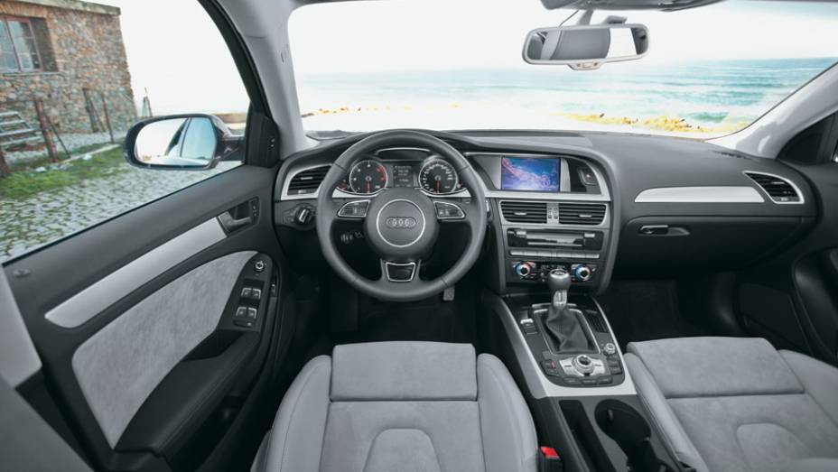 Na vers&atilde;o esportiva, o volante tem a base achatada. | <a href="https://preprod.quatrorodas.abril.com.br/carros/impressoes/audi-a4-676515.shtml" rel="migration">Leia mais</a>