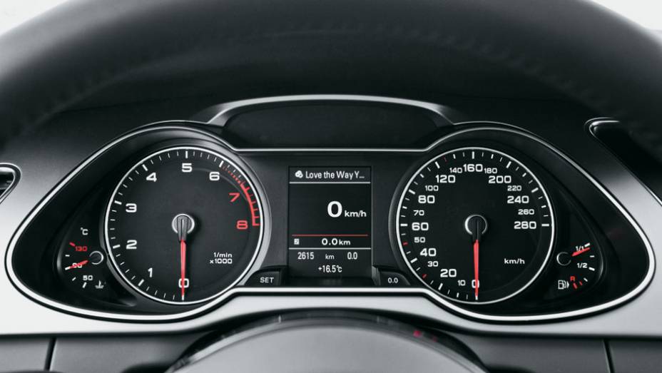 Novo quadro de instrumentos em forma de olhos. | <a href="https://preprod.quatrorodas.abril.com.br/carros/impressoes/audi-a4-676515.shtml" rel="migration">Leia mais</a>