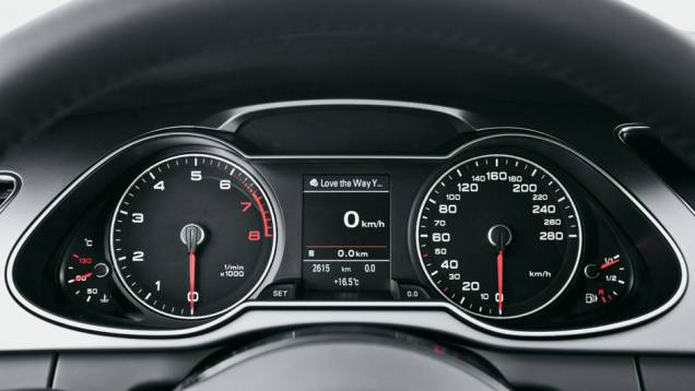 Novo quadro de instrumentos em forma de olhos. | <a href="https://preprod.quatrorodas.abril.com.br/carros/impressoes/audi-a4-676515.shtml" rel="migration">Leia mais</a> Novo quadro de instrumentos em forma de olhos. | <a href="https://preprod.quatrorodas.abril.com.br/carros/impressoes/audi-a4-676515.shtml" rel="migration">Leia mais</a>