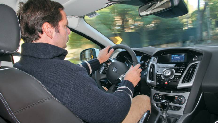 Resposta da direção é uma das melhores da atualidade. | <a href="https://preprod.quatrorodas.abril.com.br/carros/impressoes/ford-focus-680479.shtml" rel="migration">Leia mais</a>