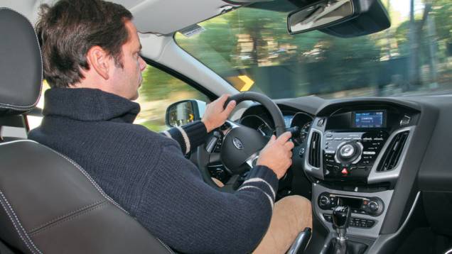 Resposta da direção é uma das melhores da atualidade. | <a href="https://preprod.quatrorodas.abril.com.br/carros/impressoes/ford-focus-680479.shtml" rel="migration">Leia mais</a> Resposta da direção é uma das melhores da atualidade. | <a href="https://preprod.quatrorodas.abril.com.br/carros/impressoes/ford-focus-680479.shtml" rel="migration">Leia mais</a>