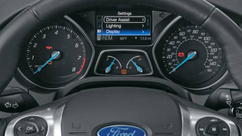 Adoção de ponteiros azuis deu mais vida ao quadro de instrumentos. | <a href="https://preprod.quatrorodas.abril.com.br/carros/impressoes/ford-focus-680479.shtml" rel="migration">Leia mais</a>