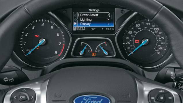 Adoção de ponteiros azuis deu mais vida ao quadro de instrumentos. | <a href="https://preprod.quatrorodas.abril.com.br/carros/impressoes/ford-focus-680479.shtml" rel="migration">Leia mais</a> Adoção de ponteiros azuis deu mais vida ao quadro de instrumentos. | <a href="https://preprod.quatrorodas.abril.com.br/carros/impressoes/ford-focus-680479.shtml" rel="migration">Leia mais</a>