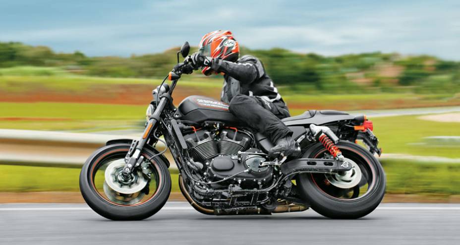 A estabilidade &eacute; surpreendente: suspens&otilde;es e pneus p&otilde;em s XR1200X sobre trilhos