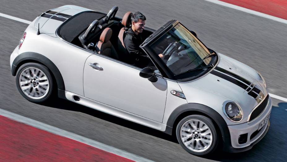 Quando aberta, a charmosa capota de lona fica aparente. | <a href="https://preprod.quatrorodas.abril.com.br/carros/impressoes/mini-cooper-roadster-679682.shtml" rel="migration">Leia mais</a>