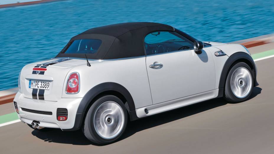O design da traseira &eacute; igual ao da vers&atilde;o Coup&eacute;. | <a href="https://preprod.quatrorodas.abril.com.br/carros/impressoes/mini-cooper-roadster-679682.shtml" rel="migration">Leia mais</a>