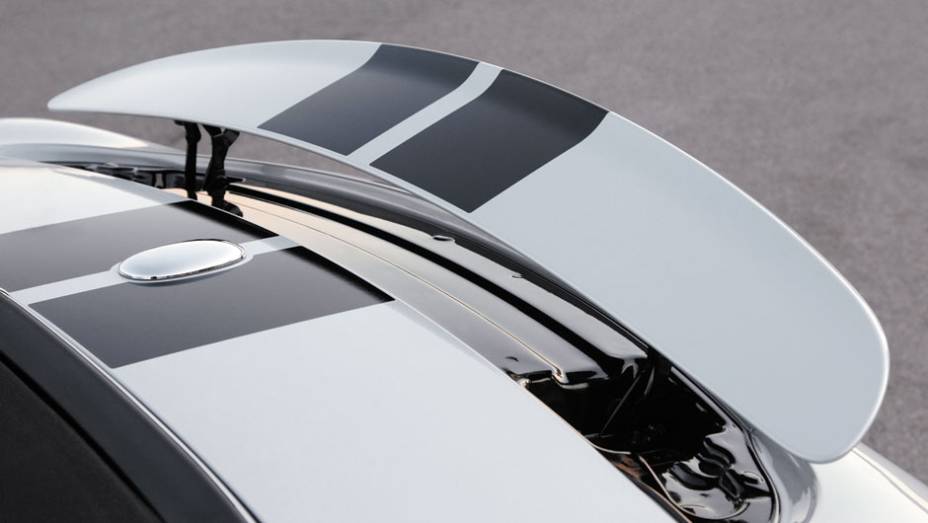 O aerof&oacute;lio traseiro se levanta automaticamente a partir dos 80 km/h. | <a href="https://preprod.quatrorodas.abril.com.br/carros/impressoes/mini-cooper-roadster-679682.shtml" rel="migration">Leia mais</a>