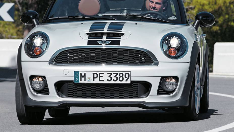 A dianteira segue as linhas dos outros Mini. | <a href="https://preprod.quatrorodas.abril.com.br/carros/impressoes/mini-cooper-roadster-679682.shtml" rel="migration">Leia mais</a>