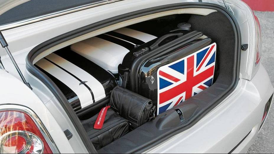 S&atilde;o 240 litros para a bagagem. | <a href="https://preprod.quatrorodas.abril.com.br/carros/impressoes/mini-cooper-roadster-679682.shtml" rel="migration">Leia mais</a>