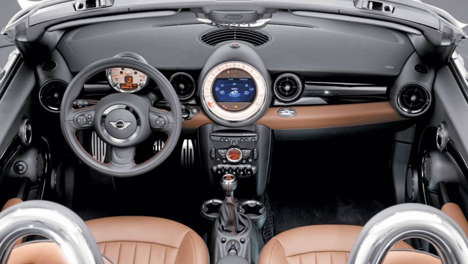 Os arcos em a&ccedil;o inoxid&aacute;vel polido t&ecirc;m dupla fun&ccedil;&atilde;o: proteger em capotagens e dar ao Roadster um ar mais cl&aacute;ssico. | <a href="https://preprod.quatrorodas.abril.com.br/carros/impressoes/mini-cooper-roadster-679682.shtml" rel="migration">Leia mais</a>