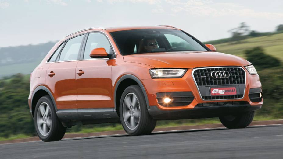 Dianteira j&aacute; tem o novo desenho familiar comum aos Audi.