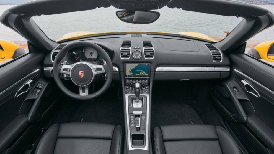 Aumento de 6 cm no entre-eixos melhorou o espa&ccedil;o interno. O console central ficou maior e deixou o c&acirc;mbio mais pr&oacute;ximo da m&atilde;o do motorista | <a href="https://preprod.quatrorodas.abril.com.br/carros/impressoes/porsche-boxster-s-684855.shtml" rel="migration">Leia mais</a>