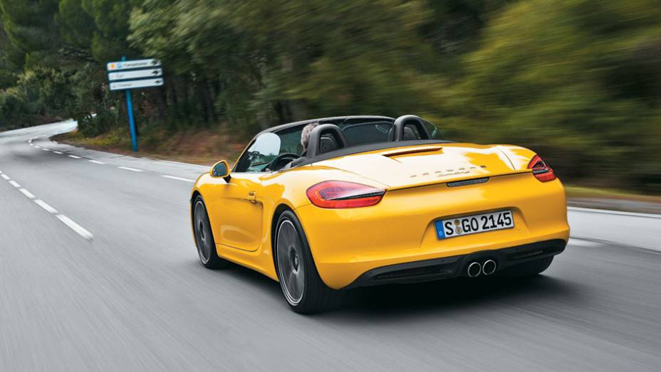 A parte traseira é onde mais se percebe a mudança no design. O escapamento com ponteira dupla é exclusivo do Boxster S | <a href="https://preprod.quatrorodas.abril.com.br/carros/impressoes/porsche-boxster-s-684855.shtml" rel="migration">Leia mais</a>