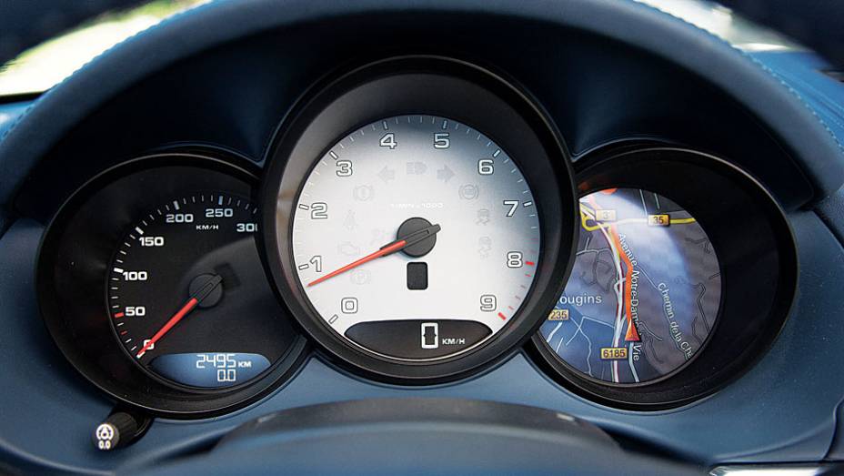Visor &agrave; direita faz papel de computador de bordo e navegador | <a href="https://preprod.quatrorodas.abril.com.br/carros/impressoes/porsche-boxster-s-684855.shtml" rel="migration">Leia mais</a>