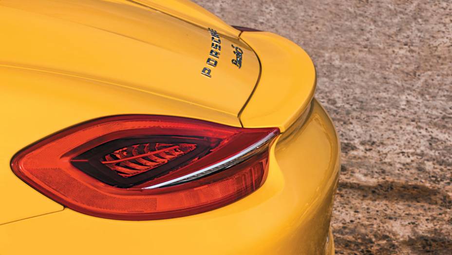 Vincos das lanternas emendam com o aerof&oacute;lio, que &eacute; m&oacute;vel | <a href="https://preprod.quatrorodas.abril.com.br/carros/impressoes/porsche-boxster-s-684855.shtml" rel="migration">Leia mais</a>