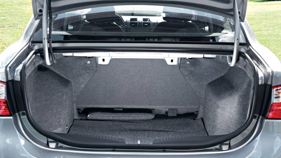 Porta-malas tem 520 litros | <a href="https://preprod.quatrorodas.abril.com.br/carros/testes/fiat-grand-siena-683966.shtml" rel="migration">Leia mais</a>