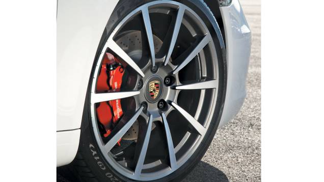 Novas rodas de aro 20 deixam as pinças de freio à mostra | <a href="https://preprod.quatrorodas.abril.com.br/carros/lancamentos/porsche-911-carrera-s-687122.shtml" rel="migration">Leia mais</a> Novas rodas de aro 20 deixam as pinças de freio à mostra | <a href="https://preprod.quatrorodas.abril.com.br/carros/lancamentos/porsche-911-carrera-s-687122.shtml" rel="migration">Leia mais</a>