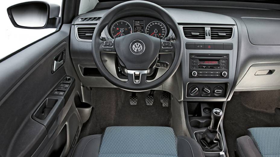 A versão BlueMotion tem acabamento de console e painel na exclusiva cor Dark Gray | <a href="https://preprod.quatrorodas.abril.com.br/carros/lancamentos/vw-fox-bluemotion-687433.shtml" rel="migration">Leia mais</a>