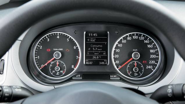 Visor ajuda motorista a dirigir de forma econômica | <a href="https://preprod.quatrorodas.abril.com.br/carros/lancamentos/vw-fox-bluemotion-687433.shtml" rel="migration">Leia mais</a> Visor ajuda motorista a dirigir de forma econômica | <a href="https://preprod.quatrorodas.abril.com.br/carros/lancamentos/vw-fox-bluemotion-687433.shtml" rel="migration">Leia mais</a>