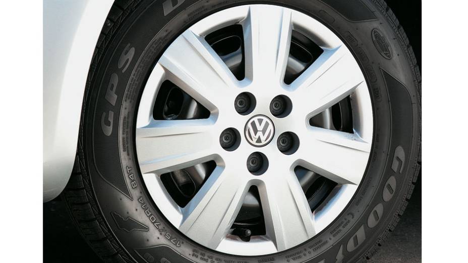 Pneus com baixa resistência ao rolamento | <a href="https://preprod.quatrorodas.abril.com.br/carros/lancamentos/vw-fox-bluemotion-687433.shtml" rel="migration">Leia mais</a>