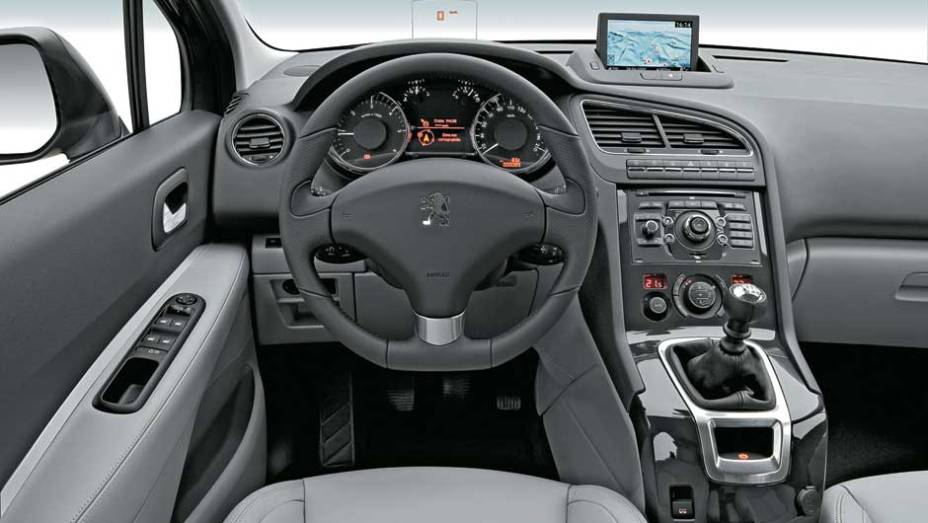 Console alto deixa o câmbio mais próximo da mão do motorista | <a href="https://preprod.quatrorodas.abril.com.br/carros/impressoes/peugeot-5008-693468.shtml" rel="migration">Leia mais</a>