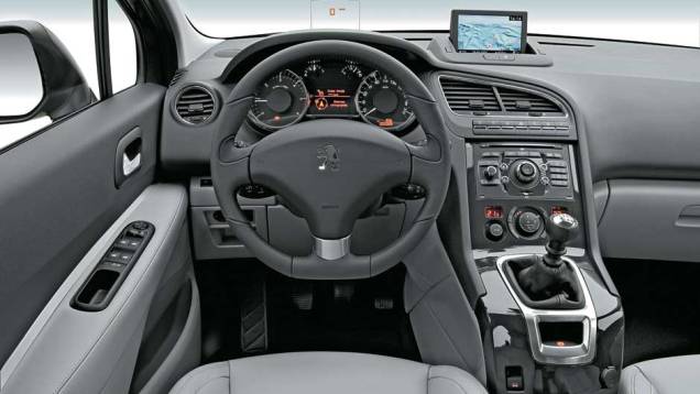 Console alto deixa o câmbio mais próximo da mão do motorista | <a href="https://preprod.quatrorodas.abril.com.br/carros/impressoes/peugeot-5008-693468.shtml" rel="migration">Leia mais</a> Console alto deixa o câmbio mais próximo da mão do motorista | <a href="https://preprod.quatrorodas.abril.com.br/carros/impressoes/peugeot-5008-693468.shtml" rel="migration">Leia mais</a>