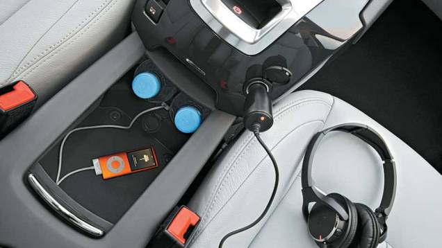 Entrada para iPod, 2 tomadas de 12 V e porta-garrafa no centro | <a href="https://preprod.quatrorodas.abril.com.br/carros/impressoes/peugeot-5008-693468.shtml" rel="migration">Leia mais</a> Entrada para iPod, 2 tomadas de 12 V e porta-garrafa no centro | <a href="https://preprod.quatrorodas.abril.com.br/carros/impressoes/peugeot-5008-693468.shtml" rel="migration">Leia mais</a>
