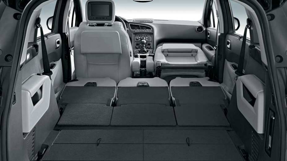 ...cria-se uma área de carga plana de 2 506 litros | <a href="https://preprod.quatrorodas.abril.com.br/carros/impressoes/peugeot-5008-693468.shtml" rel="migration">Leia mais</a>