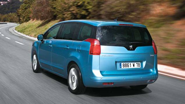 A traseira do 5008 é bem diferente do seu irmão de plataforma 3008 | <a href="https://preprod.quatrorodas.abril.com.br/carros/impressoes/peugeot-5008-693468.shtml" rel="migration">Leia mais</a> A traseira do 5008 é bem diferente do seu irmão de plataforma 3008 | <a href="https://preprod.quatrorodas.abril.com.br/carros/impressoes/peugeot-5008-693468.shtml" rel="migration">Leia mais</a>