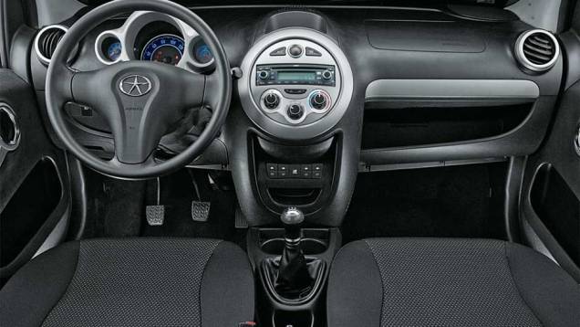 Painel não tem porta-luvas, apenas um compartimento aberto. Saída de ar central é fixa e não está bem posicionada | <a href="https://preprod.quatrorodas.abril.com.br/salao-do-automovel/2012/carros/j2-703930.shtml" rel="migration">Leia mais</a> Painel não tem porta-luvas, apenas um compartimento aberto. Saída de ar central é fixa e não está bem posicionada | <a href="https://preprod.quatrorodas.abril.com.br/salao-do-automovel/2012/carros/j2-703930.shtml" rel="migration">Leia mais</a>