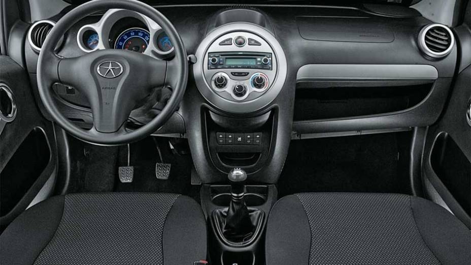 Painel n&atilde;o tem porta-luvas, apenas um compartimento aberto. Sa&iacute;da de ar central &eacute; fixa e n&atilde;o est&aacute; bem posicionada | <a href="https://preprod.quatrorodas.abril.com.br/salao-do-automovel/2012/carros/j2-703930.shtml" rel="migration">Leia mais</a>
