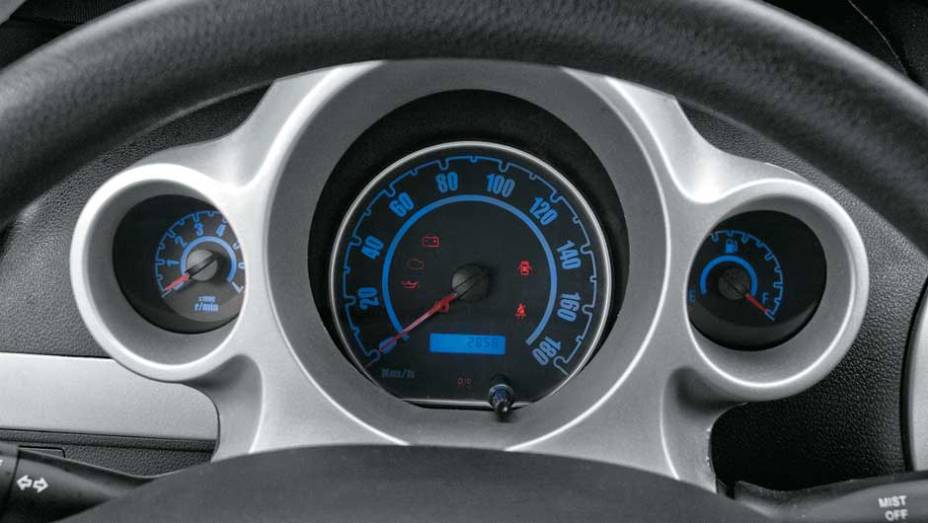 Grafismo do quadro de instrumentos ser&aacute; modificado para o Brasil | <a href="https://preprod.quatrorodas.abril.com.br/salao-do-automovel/2012/carros/j2-703930.shtml" rel="migration">Leia mais</a>