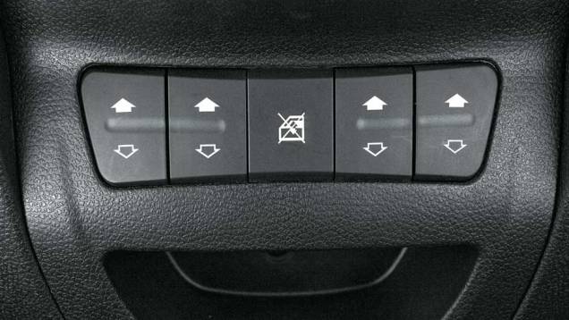 Botões no painel controlam o acionamento dos vidros | <a href="https://preprod.quatrorodas.abril.com.br/salao-do-automovel/2012/carros/j2-703930.shtml" rel="migration">Leia mais</a> Botões no painel controlam o acionamento dos vidros | <a href="https://preprod.quatrorodas.abril.com.br/salao-do-automovel/2012/carros/j2-703930.shtml" rel="migration">Leia mais</a>