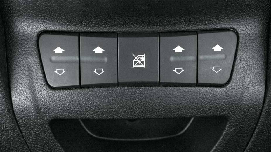 Bot&otilde;es no painel controlam o acionamento dos vidros | <a href="https://preprod.quatrorodas.abril.com.br/salao-do-automovel/2012/carros/j2-703930.shtml" rel="migration">Leia mais</a>