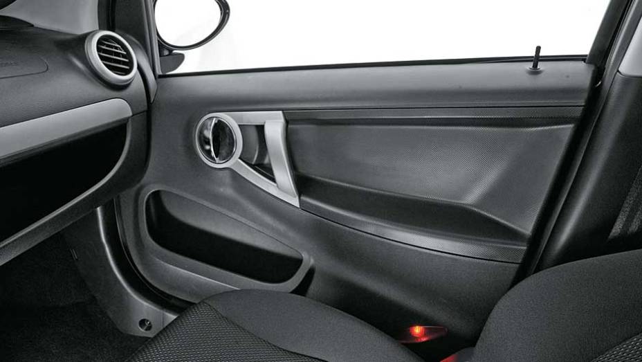Porta tem acabamento de pl&aacute;stico e apliques pintados | <a href="https://preprod.quatrorodas.abril.com.br/salao-do-automovel/2012/carros/j2-703930.shtml" rel="migration">Leia mais</a>