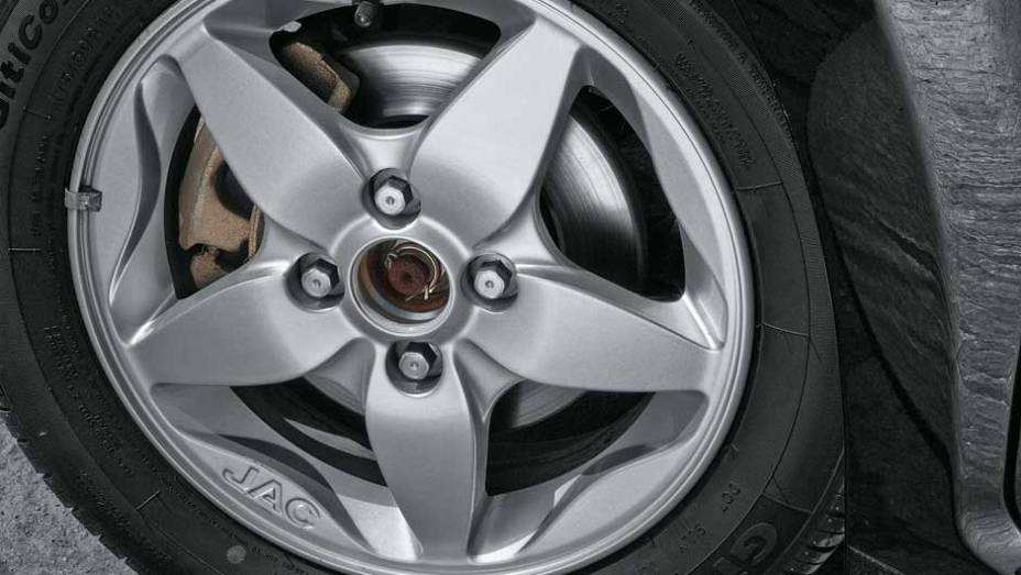 Rodas de liga s&atilde;o de s&eacute;rie | <a href="https://preprod.quatrorodas.abril.com.br/salao-do-automovel/2012/carros/j2-703930.shtml" rel="migration">Leia mais</a>