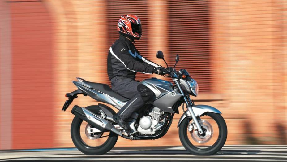 Visualmente, a cor prata e o adesivo identificam a vers&atilde;o | <a href="https://preprod.quatrorodas.abril.com.br/moto/testes/yamaha-ys-250-fazer-blueflex-701446.shtml" rel="migration">Leia mais</a>