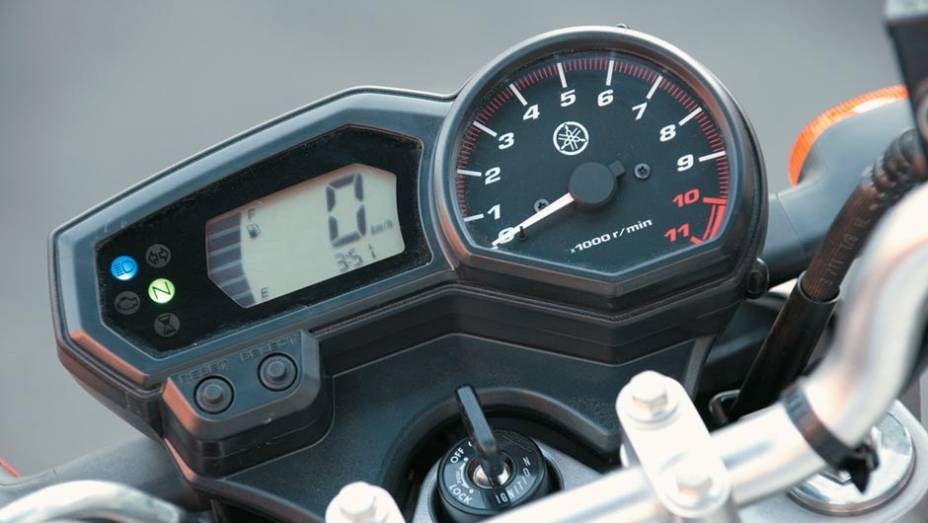 Painel da Fazer é o mais bonito da categoria, agora com luzes de controle do sistema flex | <a href="https://preprod.quatrorodas.abril.com.br/moto/testes/yamaha-ys-250-fazer-blueflex-701446.shtml" rel="migration">Leia mais</a>